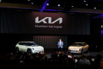 미국 LA컨벤션 센터에서 열린 ‘2023 LA오토쇼’에서 미국 판매법인 판매사업 부사장 에릭 왓슨(Eric Watson)가 콘셉트카 EV3·EV4를 발표하고 있다