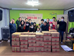 사랑의 김장나눔 행사에 참여한 서울관악지역자활센터 임직원과 세움공동체 및 자원봉사자들이 기념 촬영을 하고 있다