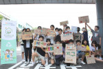 하이에코스쿨 참여 학생들이 직접 만든 업사이클링 피켓으로 자원순환 캠페인을 진행 중이다