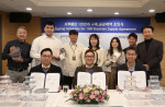 왼쪽부터 David Wu 지아웨이라이프스타일 대표, 강제곤 마이하우스 대표, 박주현 하이브코리아대표가 계약서에 서명하고 포즈를 취하고 있다