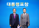 한덕수(왼쪽) 국무총리와 대통령 표창을 수상한 김형노 케이피에프 대표가 15일 서울 중구 웨스틴조선호텔에서 열린 ‘제9회 중견기업인의 날’ 기념식에서 사진 촬영을 하고 있다