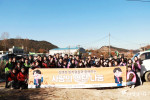 김앤장 임직원들이 따뜻한 하루와 함께 남태령 비닐하우스 마을에서 김장김치 및 연탄 나눔 행사를 진행했다
