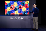 삼성전자 영상디스플레이사업부장 용석우 사장이 ‘삼성 퍼스트 룩 2024(Samsung First Look 2024)’ 행사에서 2024년형 Neo QLED 8K를 소개하고 있다