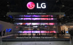 세계 최초 투명·무선 올레드TV ‘LG 시그니처 올레드 T’ 미디어아트 설치 모습
