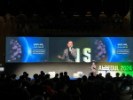 엑셈 고평석 대표가 1일 ‘AI SEOUL 2024’에서 엑셈의 AI와 공공 부문 융합 성과 및 전략을 발표하고 있다