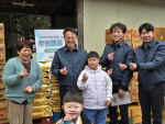 한국환경보전원 신진수 원장(왼쪽에서 두번째)과 임직원들이 6일 사회복지시설 ‘소망의 집’을 방문해 생필품 등을 전달했다
