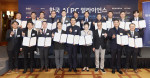 한국 AI PC 얼라이언스(K-APA) 협정식에서 참여기업들이 단체사진을 촬영하고 있다