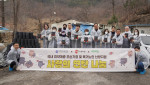 봉사활동에 참여한 한국청소년연맹 임직원과 운영위원들이 기념 촬영을 하고 있다