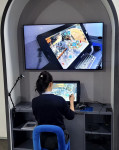 경상남도교육청 미래교육원에서 한 이용자가 XR 교육 솔루션 ‘지스페이스(zSpace) AIO’의 VR/AR 콘텐츠를 체험해보고 있다. 이용자는 3D 안경과 스타일러스 펜으로 3D 