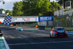4월 19~21일 열린 ‘2024 TCR 월드 투어’ 이탈리아 대회에서 현대차 ‘더 뉴 엘란트라 N TCR(국내명 더 뉴 아반떼 N TCR)’이 1위로 들어오고 있다