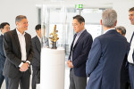 26일(현지 시간) 독일 오버코헨 ZEISS 본사를 방문한 이재용 삼성전자 회장이 ZEISS 제품을 살펴보는 모습