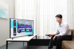 삼성전자 모델이 삼성스토어 대치점에서 ‘시각·청각 장애인용 TV 보급사업’ 공급 모델인 ‘40형 풀HD 스마트 TV’를 소개하고 있다