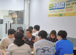 29일 건국대 학생식당에서 김경호 구청장과 건국대 학생들이 천원의 아침밥을 먹으며 이야기를 나누고 있다
