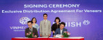 강정호 미니쉬테크놀로지 대표(오른쪽 끝)와 응우옌 후이 응옥 빈멕 헬스케어 시스템 부사장(왼쪽 첫번째)이 계약서에 사인하고 있다