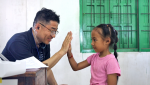 보건 의료 활동 중 만난 아이와 백은성 글로벌케어 대표