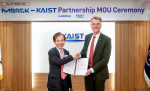 From left to right: Kwang-Hyung Lee, President of KAIST, Matthias Heinzel, Member of the Executive B