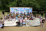 국제환경단체 그린피스가 6월 1일 서울 올림픽공원에서 개최한 ‘퍼즐 모아 바다 보호’ 행사에 참가한 어린이들이 직접 만든 초대형 퍼즐 앞에서 바다를 지켜달라고 외치고 있다