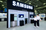 삼성전자 모델이 광주광역시 김대중컨벤션센터에서 열리는 ‘2024 광주미래산업엑스포’에 마련된 삼성전자 부스를 소개하고 있다