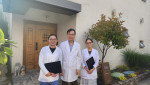 왼쪽부터 몽골국립의과대학교 피부과 레지던트 Dolgormaa Batbold, SA피부과의원 서기범 원장, 몽골국립의대 피부과 강사 Oyuntsatsral Batsaikhan