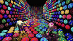 teamLab, Rapidly Rotating Bouncing Spheres in the Caterpillar House, Courtesy teamLab Borderless, Je