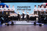 ‘2024 Hyundai N Virtual Cup’ 결승전에서 우승을 차지한 폴란드의 도미닉 블레어(가운데), 2등을 차지한 독일의 막시밀리언 베네케(좌측), 3등을 차지한 독일의