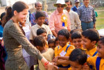 인도의 Ramakrishna Vedanta Vidyapith 학교에서 아이들과 함께 시간을 보내고 있는 Indrani Pal-Chaudhuri (사진 제공: 샤크티 재생 연구소, 