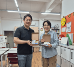 스프링샤인과 은평구지역아동센터연합회 관계자가 후원 물품을 들고 기념촬영을 하고 있다