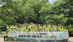Employees of Siemens Korea pose for a photo on the 22nd after participating in the “Invasive Plant R