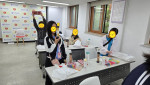 동아연필·동아교재(대표 김학재)로부터 학습 도구를 지원받은 아이들이 기뻐하고 있다