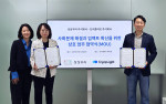 왼쪽부터 이은화·정유진 공동대표와 신철호 상상우리 대표가 지난 13일 열린 협약식에서 기념 촬영을 하고 있다(사진=상상우리, 트리플라잇)