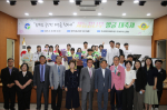 제2회 ‘재능 꿈나무 발굴 대축제’ 내빈 및 참가자들이 기념 사진을 촬영하고 있다. 맨 앞 왼쪽에서 4번째가 황영기 한국법무보호복지공단 이사장, 6번째가 이계환 코레하 아너스 클럽