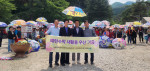 포천이음사회적협동조합 노인일자리 새활용 사업단을 대표해 임국성·박금춘 팀장이 백영현 포천시장에게 새활용 우산을 기증했다