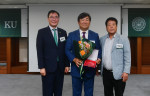 왼쪽부터 원종필 건국대 총장, 박진현 KBS부산방송총국장, 박상희 건국대 총동문회장이 기념 촬영을 하고 있다