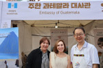 주한 과테말라 대사관 부스 현장 사진(왼쪽부터 솔리스 주한 과테말라 대사, 도네르 주한 브라질 대사, 안규진 에레즈코퍼레이션 대표)