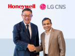 왼쪽부터 LG CNS 현신균 사장과 하니웰 프로세스 솔루션(HPS) 프라메시 마헤시와리 사장이 파트너십 체결식에서 기념 촬영을 하고 있다