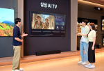 삼성스토어를 찾은 방문객이 더 똑똑해진 ‘클릭 투 서치’ 기능을 체험하고 있다