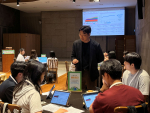 i-ESG 김종웅 대표가 기후변화 시뮬레이션 대회를 진행하고 있다