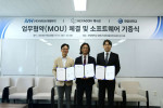 지난 30일 한양대학교 정몽구미래자동차연구센터에서 윤영두 한양대학교 미래자동차공학과 학과장(가운데), iVH 강대오 대표이사(오른쪽), 헥사곤 홍흥섭 본부장(왼쪽)이 업무협약(MO