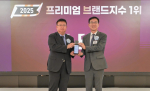 지난 11일 롯데호텔 서울에서 열린 ‘2025 프리미엄브랜드지수(KS-PBI)’ 시상식에서 에쓰-오일토탈에너지스윤활유 영업마케팅본부 강원규 부사장(왼쪽)과 한국표준협회 문동민 회장