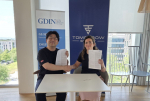 초개인화 AI기업 사각 배건규 대표(왼쪽)와 Tomorrow Street의 Sara Robles Moreno 대표가 ‘스케일업 엑스’ 참여 계약서에 서명했다