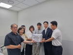 한살림을 비롯한 친환경 생산자·소비자단체 대표자들이 농림축산식품부에 생산자·소비자·시민 1만여 명의 서명을 전달했다. 왼쪽부터 두레생산자회 이완용 회장, 한살림연합 권옥자 상임대표
