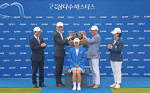 10일 ‘제12회 제주삼다수 마스터스’에서 우승한 고지원 선수가 시상식에서 물허벅 세레모니를 하고 있다. 왼쪽부터 사이프러스 골프 앤 리조트 민규영 대표, 제주특별자치도개발공사 백