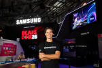 삼성전자 모델이 독일 쾰른에서 열린 ‘게임스컴 2025(Gamescom 2024)’에서 삼성 부스를 소개하고 있다