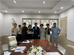 8월 28일 정부서울청사에서 열린 면담에서 윤호중 행정안전부 장관(가운데)과 한살림·두레생협연합회 관계자들이 기념 촬영을 하고 있다