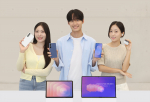 삼성전자 모델이 19일 국내 출시하는 ‘갤럭시 S25 FE’, ‘갤럭시 탭 S11 시리즈’, ‘갤럭시 버즈3 FE’를 소개하고 있다