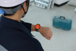삼성전자 모델이 ‘스마트싱스 프로 안전 관리 솔루션(SmartThings Pro for Safety)’이 적용된 ‘갤럭시 워치’ 알림을 확인하고 있다