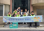 금천구시설관리공단 자원봉사단 ‘해피나래’의 ‘안전하고 따뜻한 보금자리 캠페인’ 진행 현장(사진=금천구시설관리공단)