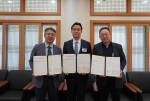 왼쪽부터 국립금오공과대학교 스마트군수혁신융합연구센터 이재민 센터장, 한국방위산업학회 김호성 회장, 국립금오공과대학교 ICT융합특성화연구센터 김동성 센터장