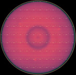 엑시트론의 300mm GaN-on-Si 웨이퍼를 imec이 p-GaN 식각 후 KLA 코퍼레이션의 8 시리즈CIRCLTM 검사 장비에서 분석하는 모습