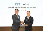 왼쪽부터 쿠팡파트너스연합회 신호룡 회장(HR그룹 대표)과 기아 국내사업본부장 정원정 부사장이 ‘PBV 활용 친환경 택배 생태계 조성’ 업무협약식에서 기념 촬영하고 있다